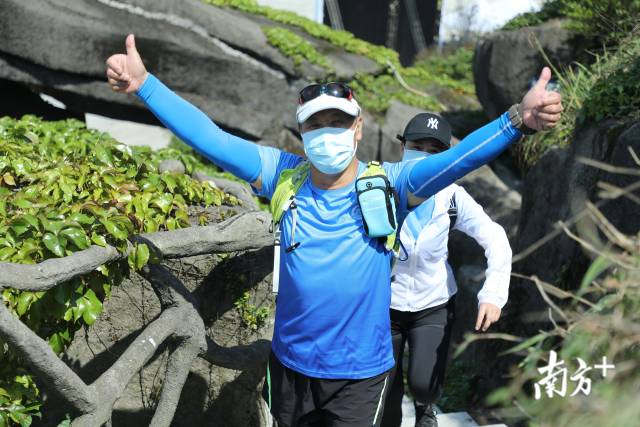 4月28日“深圳十峰”全民健身登山活動啟動儀式在鵬城第一峰梧桐山舉行。經過近一個月的宣傳預熱，“深圳十峰”終于拉開序幕，正式亮相。