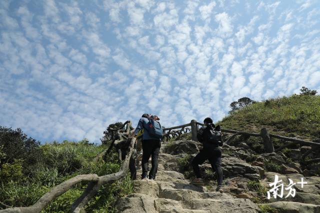 4月28日“深圳十峰”全民健身登山活動啟動儀式在鵬城第一峰梧桐山舉行。經過近一個月的宣傳預熱，“深圳十峰”終于拉開序幕，正式亮相。