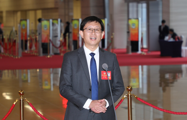 省政協(xié)委員、中山大學(xué)附屬第一醫(yī)院耳鼻咽喉科副主任李?。鹤屄稜I經(jīng)濟(jì)從“網(wǎng)紅”變“長(zhǎng)紅”